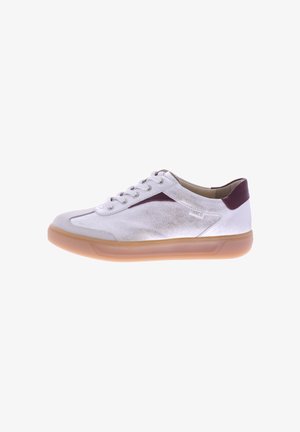 Witte suède lage sneakers met een bordeauxrode accent, ronde neus en een lichtbruine rubberen zool. Voorzien van standaard vetersluiting.