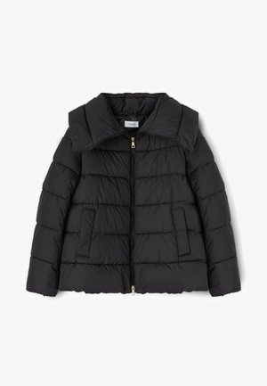 Chaqueta de plumas negra con un gran cuello, cremallera frontal y dos bolsillos laterales; presenta un diseño acolchado y una textura de nylon suave.