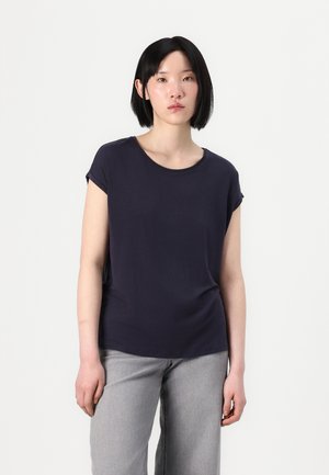 T-shirt bleu marine à manches courtes avec un col rond et une texture douce et lisse, associé à un jean large gris clair.