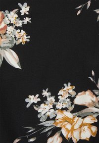 Czarna tkanina z kwiatowym wzorem o delikatnych, stonowanych kolorach. Zawiera duże beżowe kwiaty, małe białe kwiaty i zielone liście.