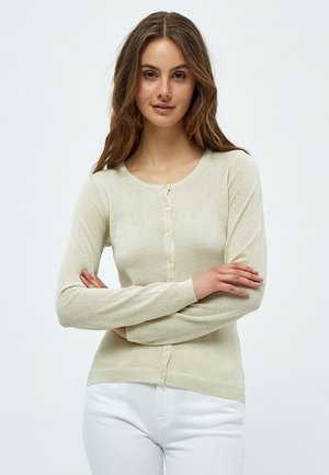 Cardigan de punto de manga larga en beige claro con cuello redondo, cierre de botones y puños y dobladillo acanalados. Textura suave con un brillo sutil.