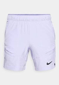 Vaaleanvioletit urheilushortsit, joissa on joustava vyötärö, sivutaskut ja musta Nike-logo oikeassa alakulmassa. Rakenteellinen kangas.