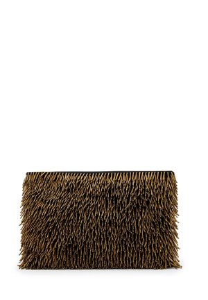 Clutch rectangular negra cubierta de densos picos metálicos dorados que sobresalen en toda su superficie.