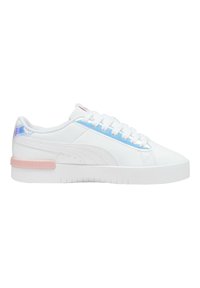 Weiße Sneaker mit einem Obermaterial aus glattem Leder, holografischen Akzenten, einer pinken Fersenschlaufe und einer strukturierten weißen Gummisohle. Klassisches Schnürdesign.