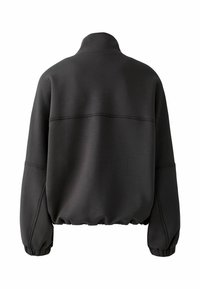 Schwarze Pulloverjacke mit hohem Kragen, weichem Material und gerippten Bündchen. Verfügt über ein kurzes Design mit einer Naht über den Rücken.