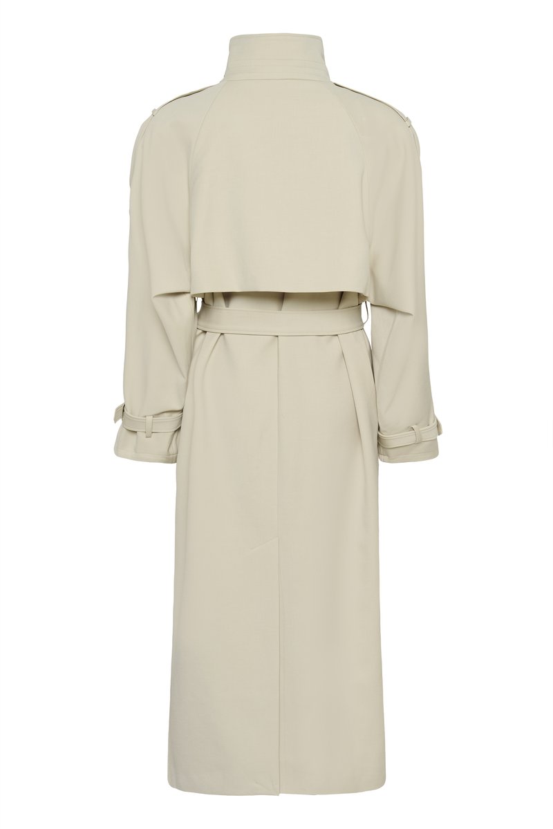 Trench-coat beige avec empiècement dans le dos, ceinture à la taille, manches longues avec sangles à boucle, et col montant.