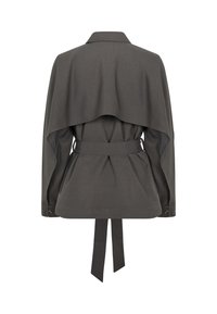 Blazer grigio scuro con un design a schiena drappeggiata, vita cintrata e maniche lunghe. Presenta bottoni sui polsini e una texture di tessuto liscia.