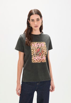 Camiseta de algodón gris con cuello redondo que presenta un diseño de estampado de leopardo y texto rosa que dice "LOVE LOLA" en el centro.