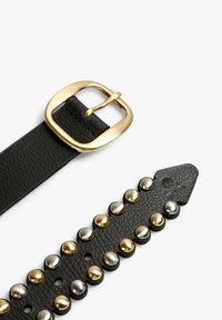 Cinturón de cuero negro con una hebilla de metal dorado y una sección con tachuelas que presenta tachuelas redondas en tonos plateados y dorados.