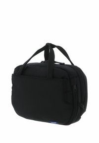 Sac à bandoulière rectangulaire noir avec deux poignées, poche avant et fermeture éclair, montré légèrement incliné sur fond blanc.