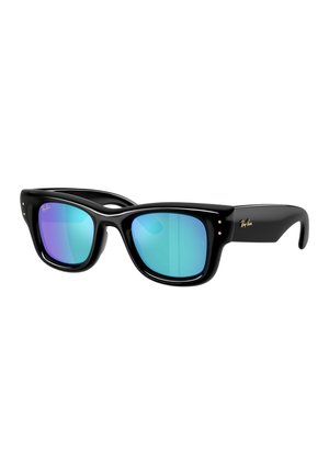Lunettes de soleil Ray-Ban noires avec des montures épaisses et des verres réfléchissants bleu-vert sur fond blanc.