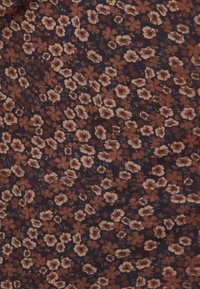 Mørkt stof med et tæt blomstermønster bestående af små beige og rustfarvede blomster, sat mod en marineblå baggrund. Blødt tekstur med en subtil glans.