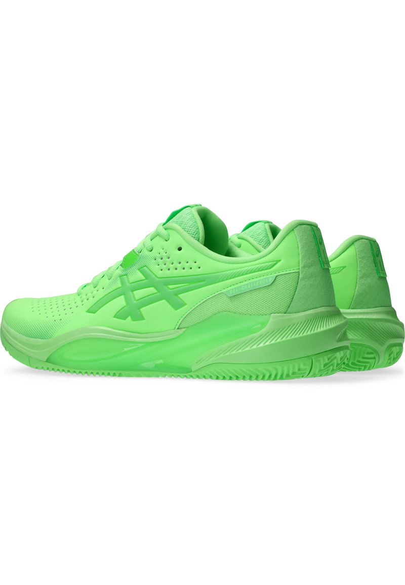 Le scarpe da atletica verdi presentano una parte superiore in rete leggera e traspirante, lati rinforzati e una suola in gomma testurizzata per aderenza e stabilità.