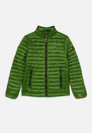 Grüne isolierte Jacke mit Stehkragen, Reißverschluss vorne und zwei Seitentaschen. Mit gesteppter Musterung und Logo am Ärmel.