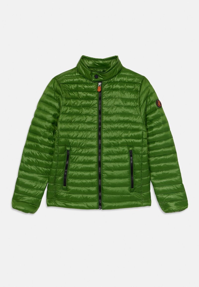 Veste isolante verte avec col montant, fermeture éclair à l'avant et deux poches latérales. Présente un motif matelassé et un logo sur la manche.