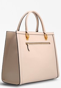 Lichtbeige tote bag met zwarte accenten, gestructureerd ontwerp, gestikte details, dubbele handvatten en een voorvak met ritssluiting en gouden hardware.