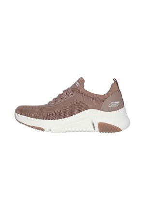 Zapatilla deportiva de malla marrón claro con una entresuela blanca y suela de goma. Presenta un diseño de cordones y una lengüeta en el talón.