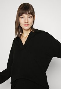 ARKET Camisola - black