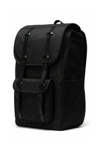 Sac à dos noir en tissu durable, avec un design à rabat, des bretelles réglables, une poche avant et des accents en cuir.