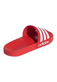 Rød sandale med sklisikker gummisåle, med en bred rem med tre hvite striper og "adidas"-logo i hvitt.