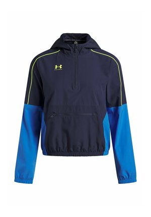Marineblauwe sportjack met capuchon en gele bies, voorzien van een ritssluiting aan de voorkant en een ritszak, met het Under Armour-logo op de borst.