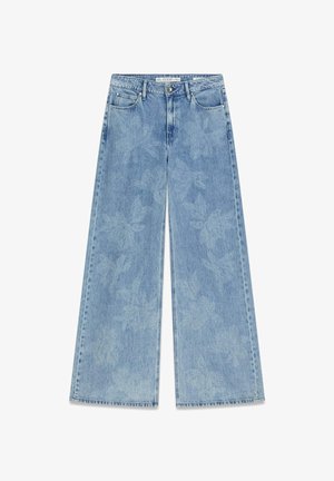 Jean large bleu clair en denim, présentant un motif subtil de feuilles, des poches avant et une fermeture à bouton à la taille.