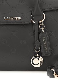 Borsa a spalla nera in ecopelle con motivo logo a rilievo, dettagli in hardware dorato e un charm staccabile con logo circolare.