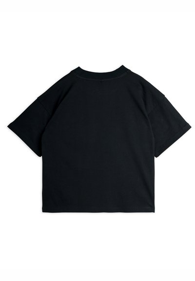 Melna īsā piedurkņu T-krekls, izgatavots no kokvilnas, ar apaļu apkakli un brīvu piegriezumu. Aizmugure ir gluda, bez grafiskām detaļām.