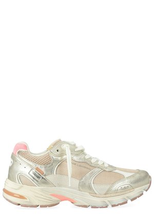 Sneaker beige e oro metallico con lacci bianchi, pannelli in mesh e un accento rosa sul tallone e sulla suola.