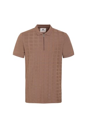 Camisa polo marrón con cuello con cremallera, patrón de cuadrícula texturizada y mangas cortas. Hecha de una tela suave para mayor comodidad.