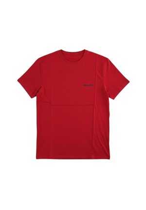 T-shirt rossa semplice a maniche corte con scollo a girocollo e piccolo logo testuale scuro sul lato sinistro del petto.
