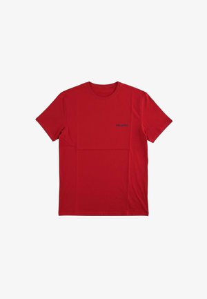 T-shirt rossa semplice a maniche corte con scollo a girocollo e piccolo logo testuale scuro sul lato sinistro del petto.