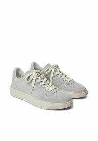 Graue Wildledersneaker mit weißen Schnürsenkeln, runder Zehenpartie, perforierten Details und einer Gummisohle. Minimalistisches Design mit einem dezenten Logo an der Seite.
