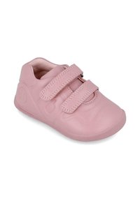 Zapato infantil de cuero rosa con punta redondeada, dos correas de velcro ajustables y elementos de diseño en relieve en los laterales.