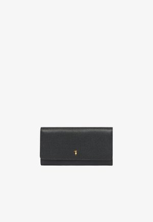 Cartera de cuero negra con una superficie texturizada, detalle del logo en dorado y cierre de solapa. Forma rectangular compacta y diseño minimalista.