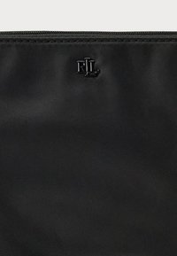 Pochette zippée en nylon noir présentant une surface texturée et un logo "RL" noir brillant. Design simple sans motifs ou accents supplémentaires.