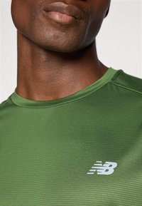 New Balance Spordi T-särk - dark alpine green