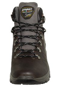 Braune Leder-Wanderschuhe mit grauem Mesh-Kragen, verstärkten Ösen, schwarzem und weißem Schnürsenkel sowie robustem, strukturiertem Profil für guten Halt.