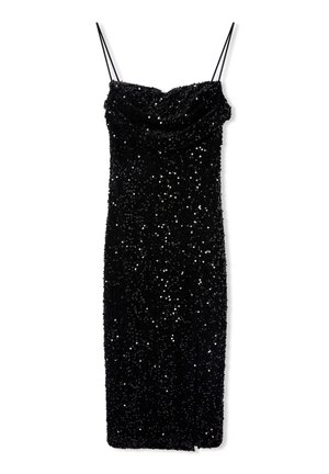 Czarna midi sukienka z cekinami, z cienkimi ramiączkami i drapowanym dekoltem na białym tle.