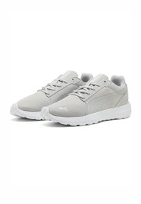 Zapatillas deportivas de color gris claro con parte superior de malla, acentos texturizados en tonalidad y suela de goma blanca. Presentan cordones y un cuello acolchado para mayor comodidad.