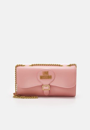 Sac à main rectangulaire en cuir rose avec bandoulière en chaîne dorée, fermeture à boucle dorée et "LOVE MOSCHINO" embossé en lettres dorées sur le rabat avant.