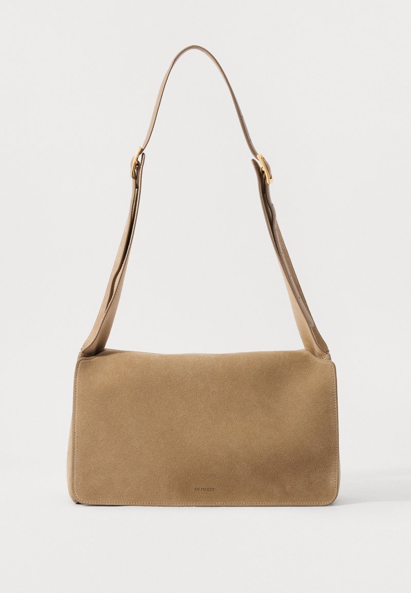 Bolso de hombro de serraje marrón con forma rectangular, silueta plana, una sola correa y un detalle de hardware dorado minimalista.