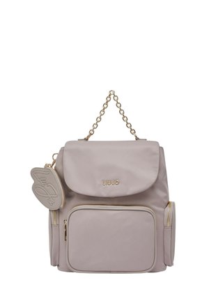 Zaino beige chiaro con tasche frontali e laterali con zip, manico a catena dorata e portachiavi a forma di farfalla.