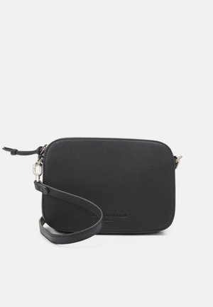 Borsa a tracolla nera in pelle con finitura texturizzata, forma rettangolare, chiusura con zip e tracolla regolabile. Logo impresso sul fronte.