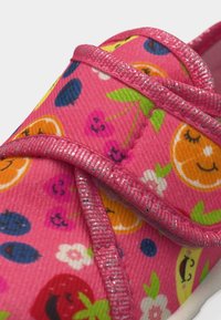 Ροζ παντόφλα με πολύχρωμα μοτίβα χαμογελαστών φρούτων, όπως κεράσια, πορτοκάλια, βατόμουρα και φράουλες, με λαμπερά διακοσμητικά περιθώρια.