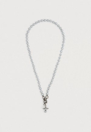 Szary naszyjnik z koralików z zapięciem w kolorze srebrnym z misternymi zdobieniami oraz zawieszką przypominającą planetę z małą kulką.