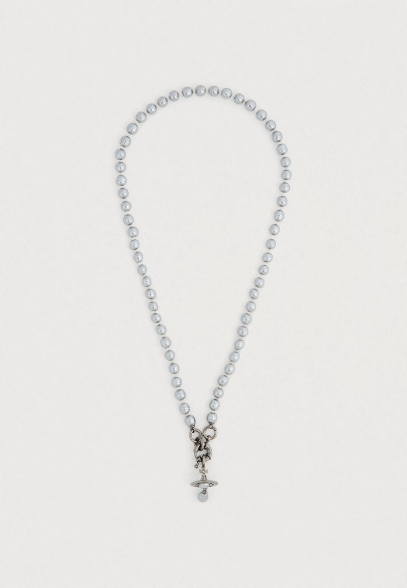 Šedý náhrdelník z koráliek s prackou v striebornej farbe s detailným zdobením a príveskom pripomínajúcim planétu s malou guľou.