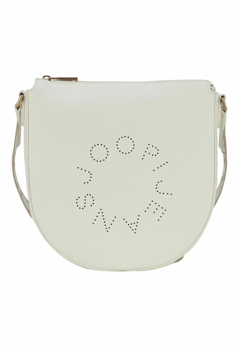 Borsa in ecopelle bianca con forma semicircolare, caratterizzata da dettagli perforati che formano il nome del marchio, e una sottile tracolla regolabile.