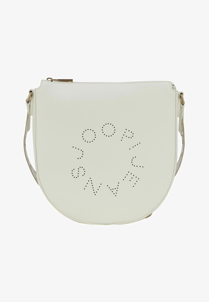 Borsa in ecopelle bianca con forma semicircolare, caratterizzata da dettagli perforati che formano il nome del marchio, e una sottile tracolla regolabile.