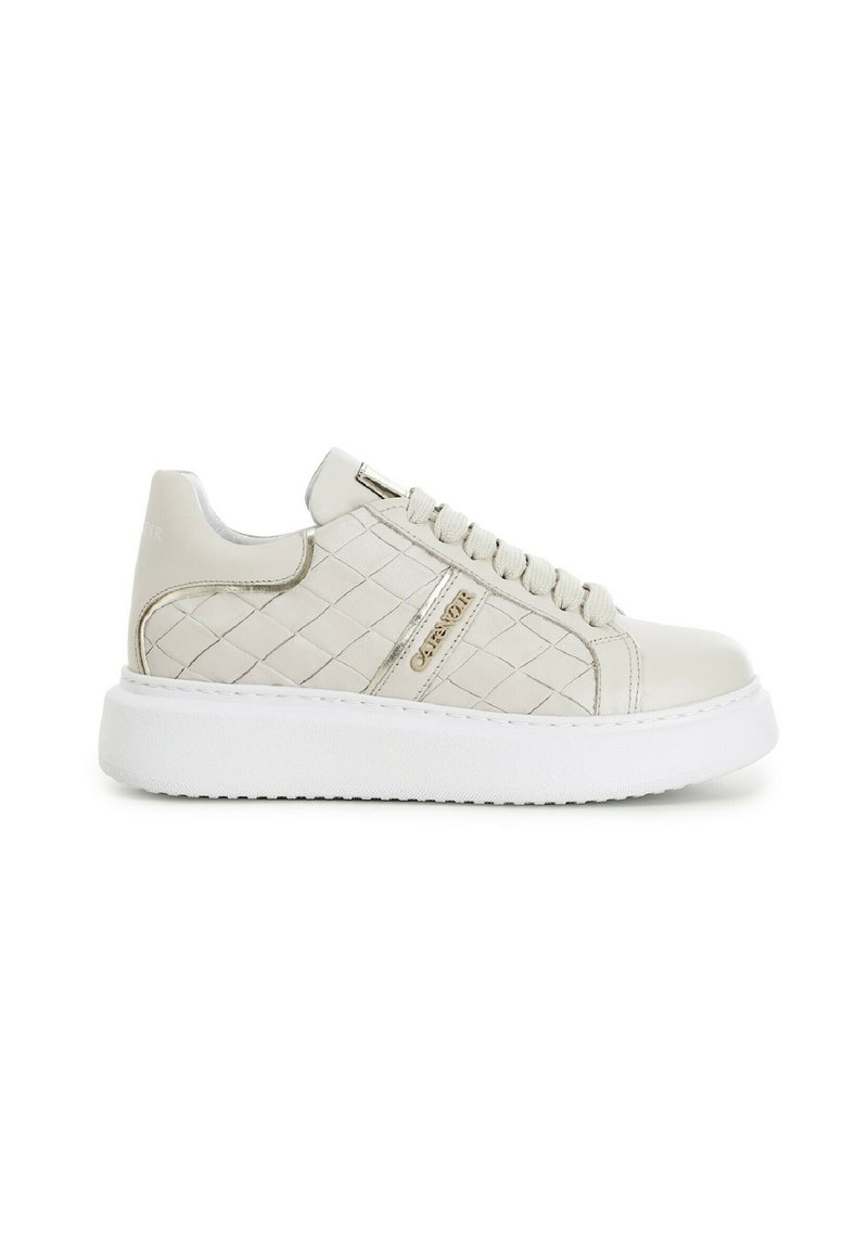 Zapatilla de cuero blanca con textura acolchada, parte frontal con cordones y suela blanca gruesa. Presenta un sutil acento de logo en el lado.
